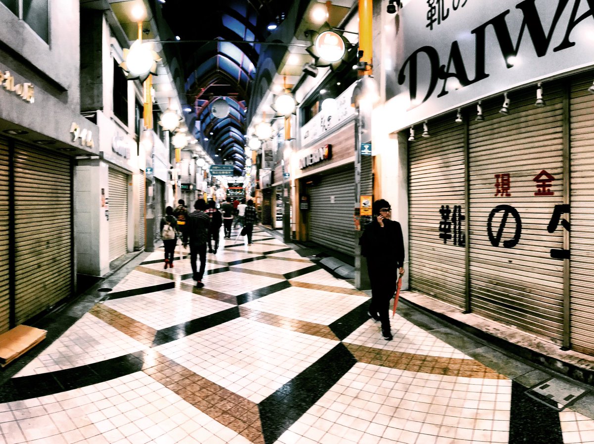 Zur Zeit fegt #Taifun 24 über #Tokio hinweg. Ab 20h sind bereits keine Züge mehr unterwegs, sodass das Leben hier zum Erliegen kommt: seit 18h haben die meisten Läden - selbst Fastfood-Ketten - geschlossen. Ein ungewohntes Bild, in dieser Stadt die sonst nie schläft. #ErlebeEs