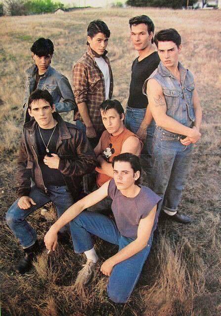 Yo_invitoelcine's tweet photo. Vamos a ver si adivinan de qué película es, solo le voy a dar los nombres de los protagonistas:
#TomCruise, #MattDillon, #PatrickSwayze, #RalphMacchio, #EmilioEstévez, #ThomasHowell, y #RobLowe en 1982.
❤️, #Rt, #Follow y...
#Yoinvitoelcine https://t.co/1kDDsA8o3D