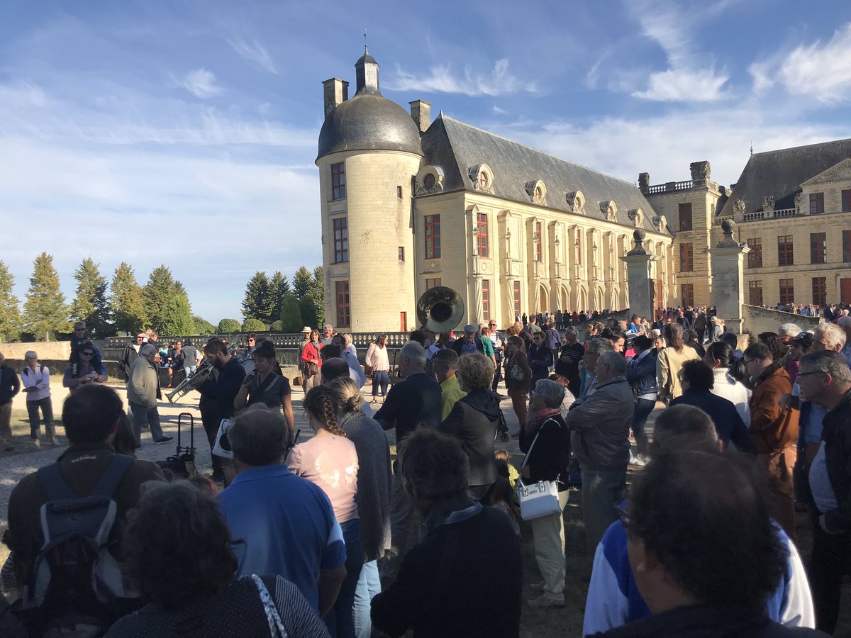 ChateauOiron's tweet photo. Une édition de #FanfOiron qui connaît encore un grand succès! Le public est venu nombreux! https://t.co/VTPlUKPQmt