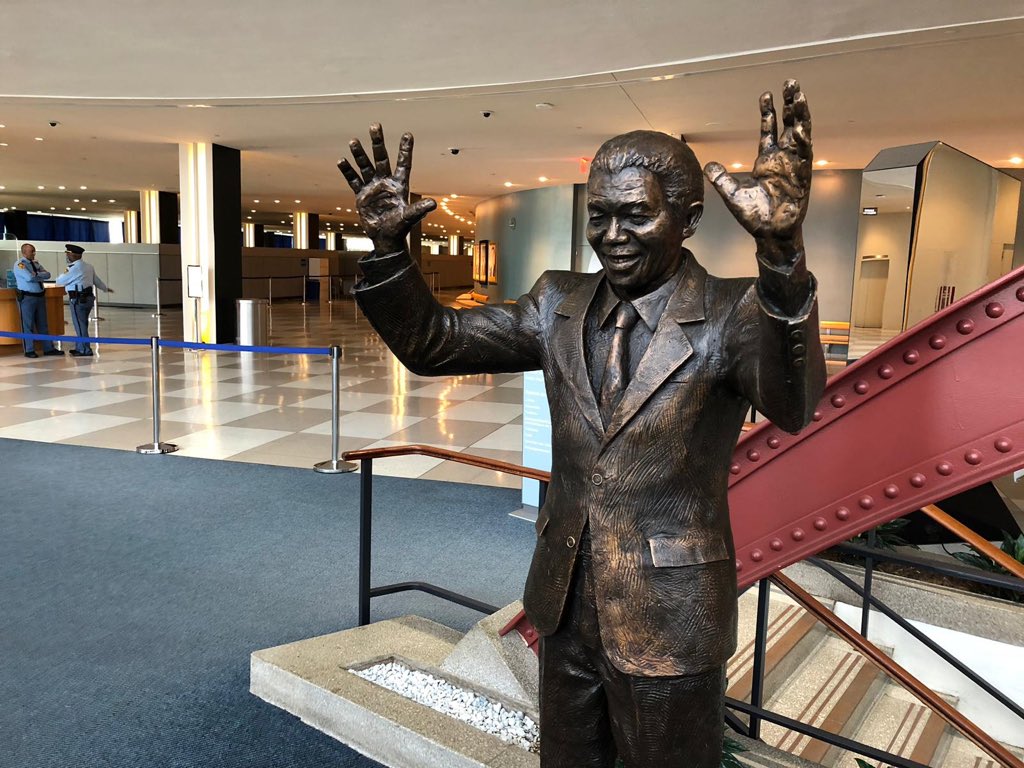 Terrorist mandela statue unveiled at United Nations DoWfZo3UgAImGC0