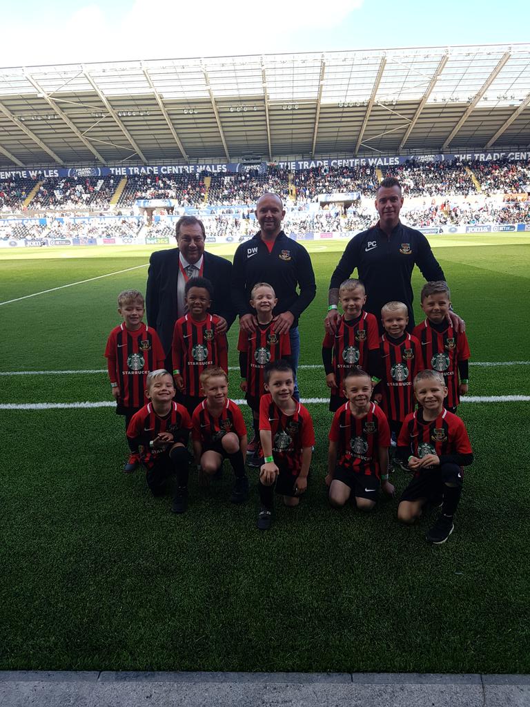 KevJohnscymru's tweet photo. The juniors of Morriston did a fantastic job at @LibertyStadium yesterday as the flag waving guard of honour for @SwansOfficial https://t.co/NLBkZDcJGk