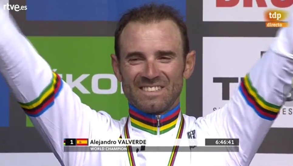 AMHilario's tweet photo. ¡Por fin Alejandro Valverde es campeón del mundo! Nadie lo merecía más que él. Qué bien le sienta el arco iris 🌈 #InnsbruckTirol2018 https://t.co/Rq3L8d3hTe