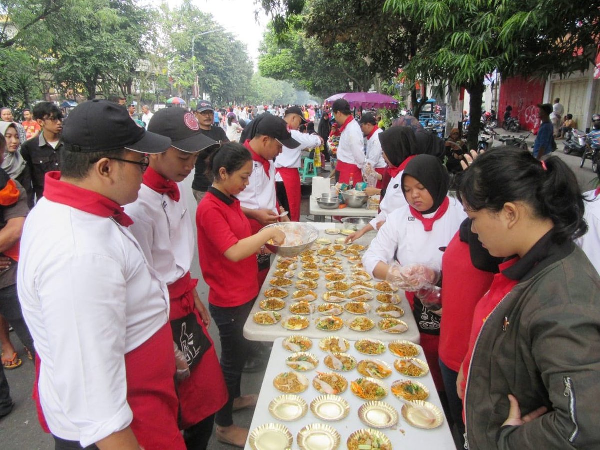 IHSindonesia's tweet photo. IHS terlibat aktif dalam menyemarakan Car Free Day setiap minggunya diadakan di Jl. Slamet  Riyadi di Solo loh, Sahabat IHS. Bentuk kegiatan dari IHS pun sangat beragam seperti kreasi tumpeng, memasak dan aneka  minuman yang di bagikan gratis #InfoIHS #IHSsolo https://t.co/anJT3gBfOp