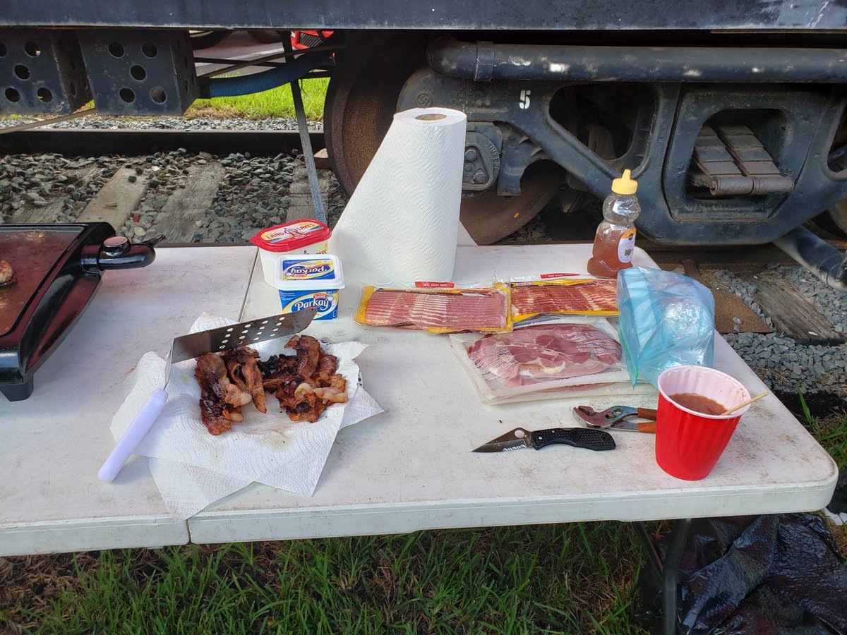 RailgatingJax's tweet photo. How about some breakfast before the game? We know how to tailgate before a Jags game! #Railgating #RailCar #Jax #GoJags #DUUUVAL https://t.co/Oz18UzYbb9