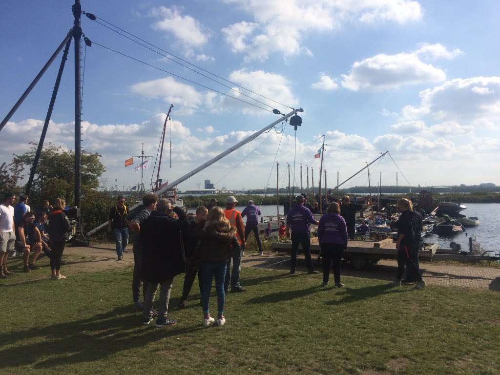 GerritJanGorter's tweet photo. Vanmiddag naar #Harderhaven @ZeilschoolScout voor de prijsuitreiking van de landelijke @scouting_nl zeilwedstrijden. 44 groepen #waterscouts streden met hun lelyvletjes om de eer (en wisselbekers) https://t.co/66es8sdUEZ