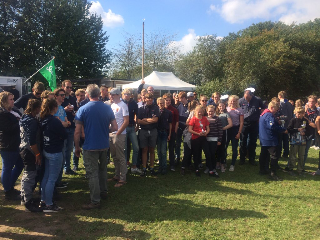 GerritJanGorter's tweet photo. Vanmiddag naar #Harderhaven @ZeilschoolScout voor de prijsuitreiking van de landelijke @scouting_nl zeilwedstrijden. 44 groepen #waterscouts streden met hun lelyvletjes om de eer (en wisselbekers) https://t.co/66es8sdUEZ