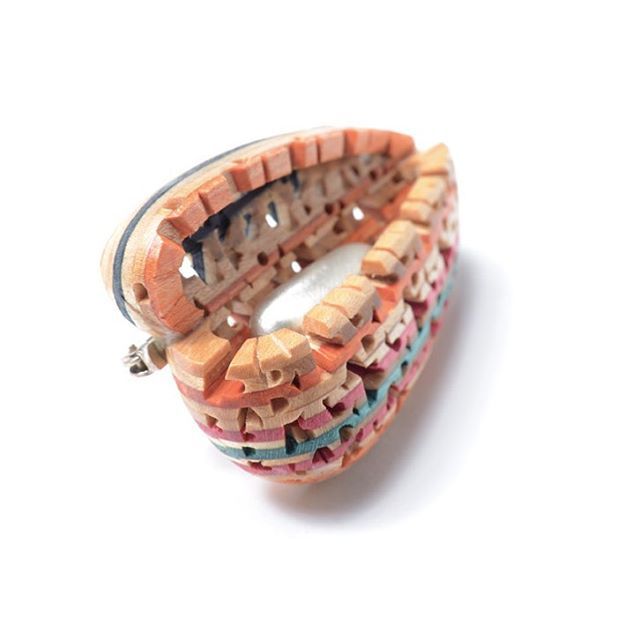 Jewelsinferment's tweet photo. #CedricChevalley #brooch What are we really showing off? #gioiellinfermento2018 #inspiredjewellery #momentoprivato private and public filters in social behaviours #wearableart #joyeriacontemporanea  from Switzerland to Italy #invaltidone #artjewelrywalk #inemiliaromagna #cit… https://t.co/FXoFyOEEtK