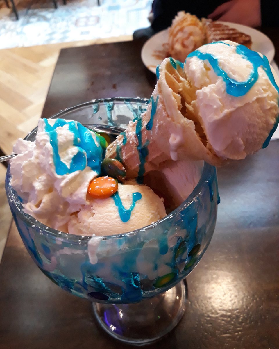 AngelaFaney's tweet photo. Never seen an ice-cream dessert as big as this before, my sister sarah were out on our sisterly date at the monread pub yeaterday and had a brilliant day out #sisters #family #dessert #themonread https://t.co/XI3fb98M2p