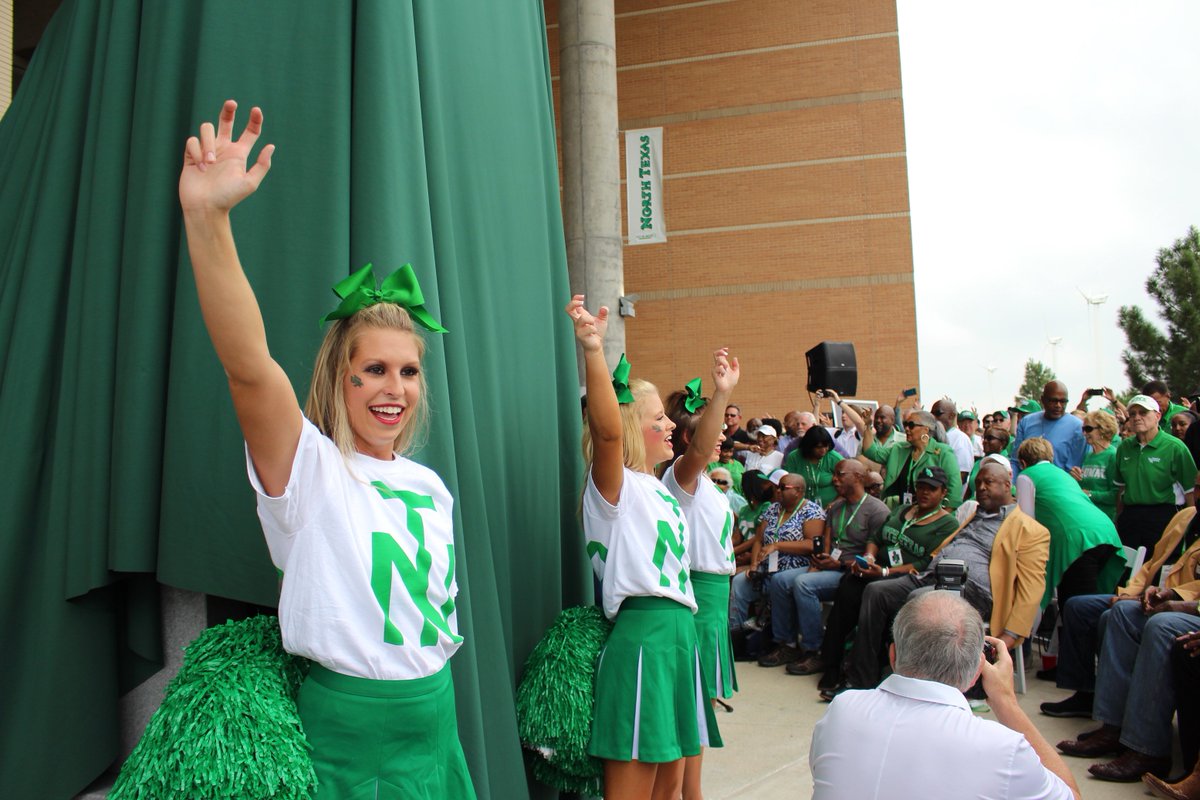 DiscoverDenton's tweet photo. Yesterday was a day centered on #MeanJoeGreene and @MeanGreenFB. Read about yesterday's statue dedication and the fun #Dentoning to come in October at @Kimphillips61's blog: https://t.co/hjSvsAhsHv #dentoning #GMG https://t.co/Ee3vniR0fA