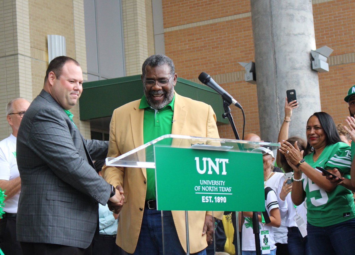 DiscoverDenton's tweet photo. Yesterday was a day centered on #MeanJoeGreene and @MeanGreenFB. Read about yesterday's statue dedication and the fun #Dentoning to come in October at @Kimphillips61's blog: https://t.co/hjSvsAhsHv #dentoning #GMG https://t.co/Ee3vniR0fA