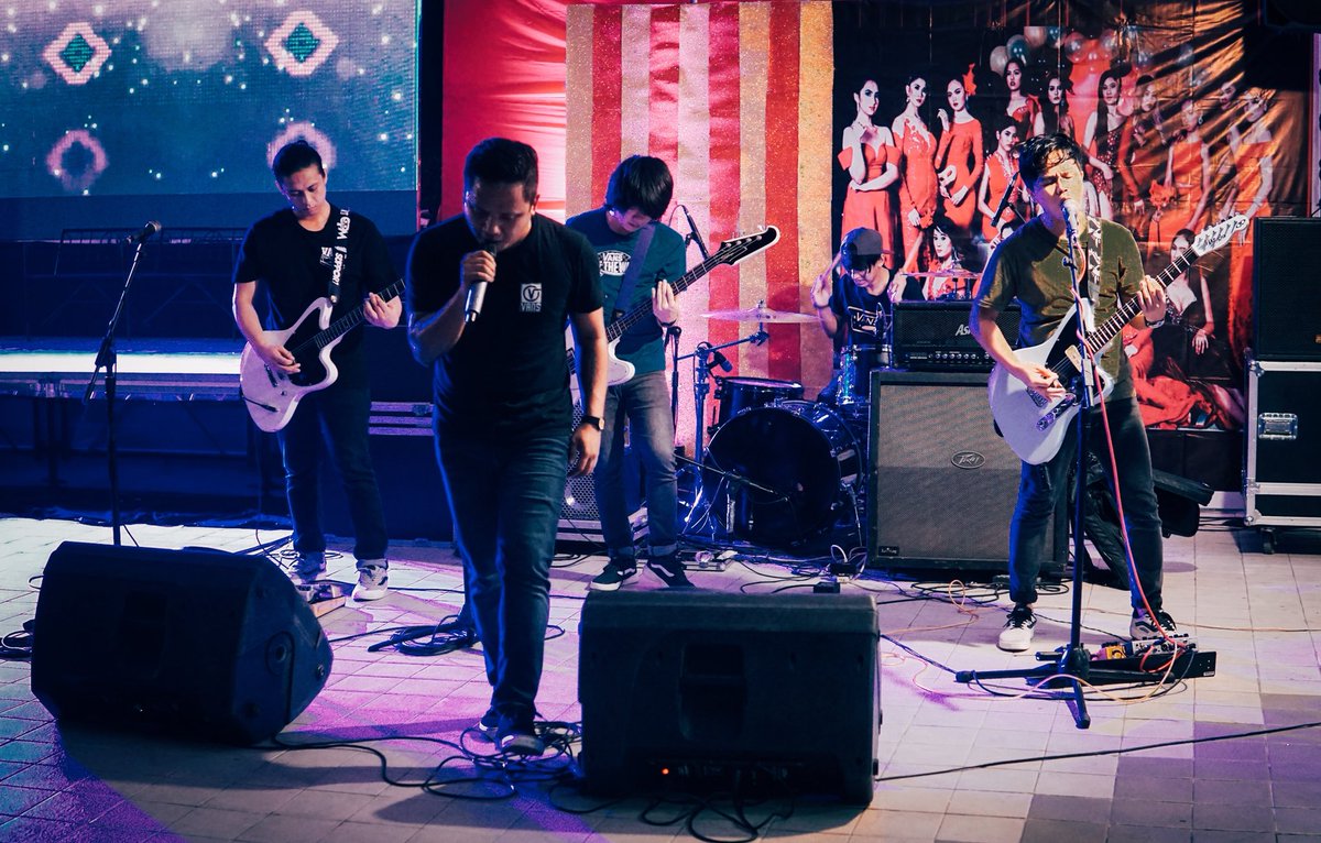 fallonthursday's tweet photo. Last Friday we really enjoyed the Set in Our Lady of Fatima Univesity CHIM Pageant Night! #WeAreFallOnThursday #VansPhilippines https://t.co/5VsatJ565A