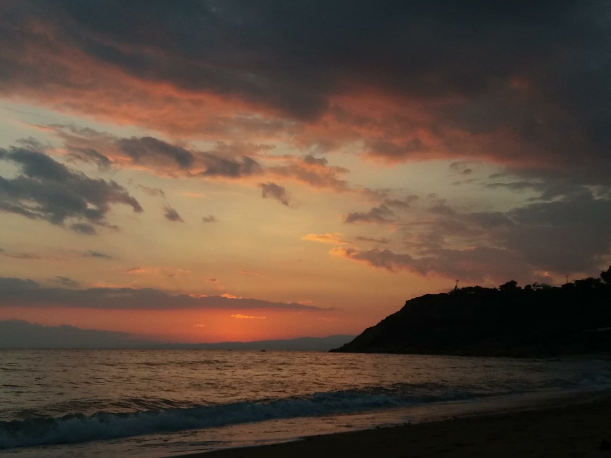 singurel84's tweet photo. Tramonto mozzafiato da fine settembre sullo Ionio... #2018#09#30⏰🕟#ITALIA 🇮🇹 #sud #calabria #le #castella #spiaggia  ph:#Ionut BUONASERA MONDO!!!! ..,, https://t.co/gyssfAv3Qr