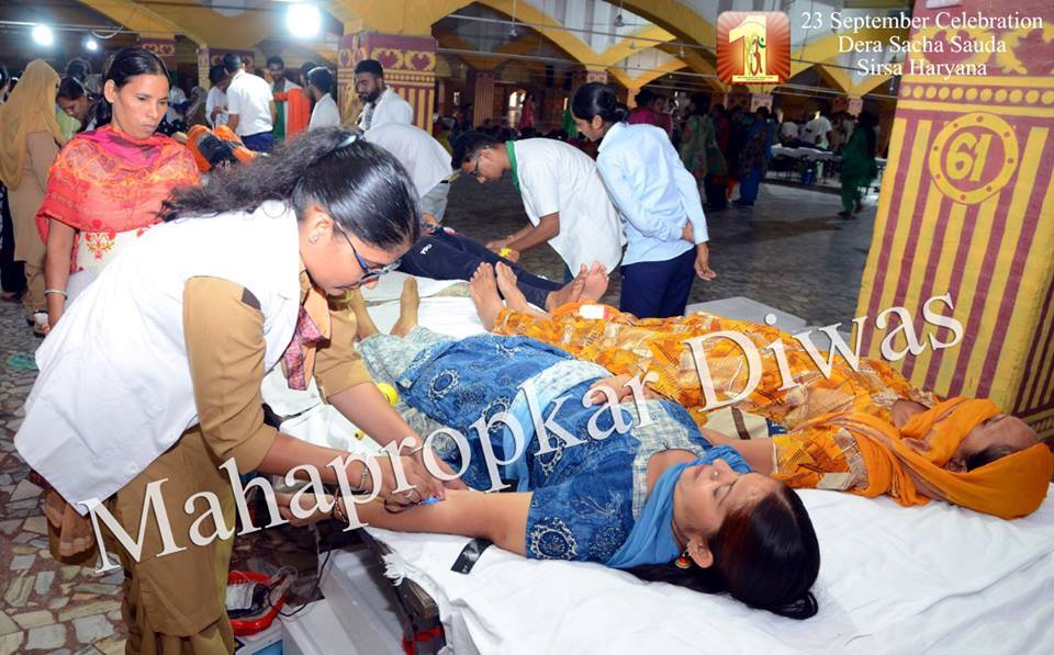 StMSGfansworld's tweet photo. The @derasachasauda volunteers have always stood up to help others. The #GlimpsesOfGuruGaddiMonth proves that they are dedicated for humanity as they have participated in millions in blood donation, tree plantation, distribution of wheel chairs and tricycles and much more. https://t.co/8C9kU77vqB