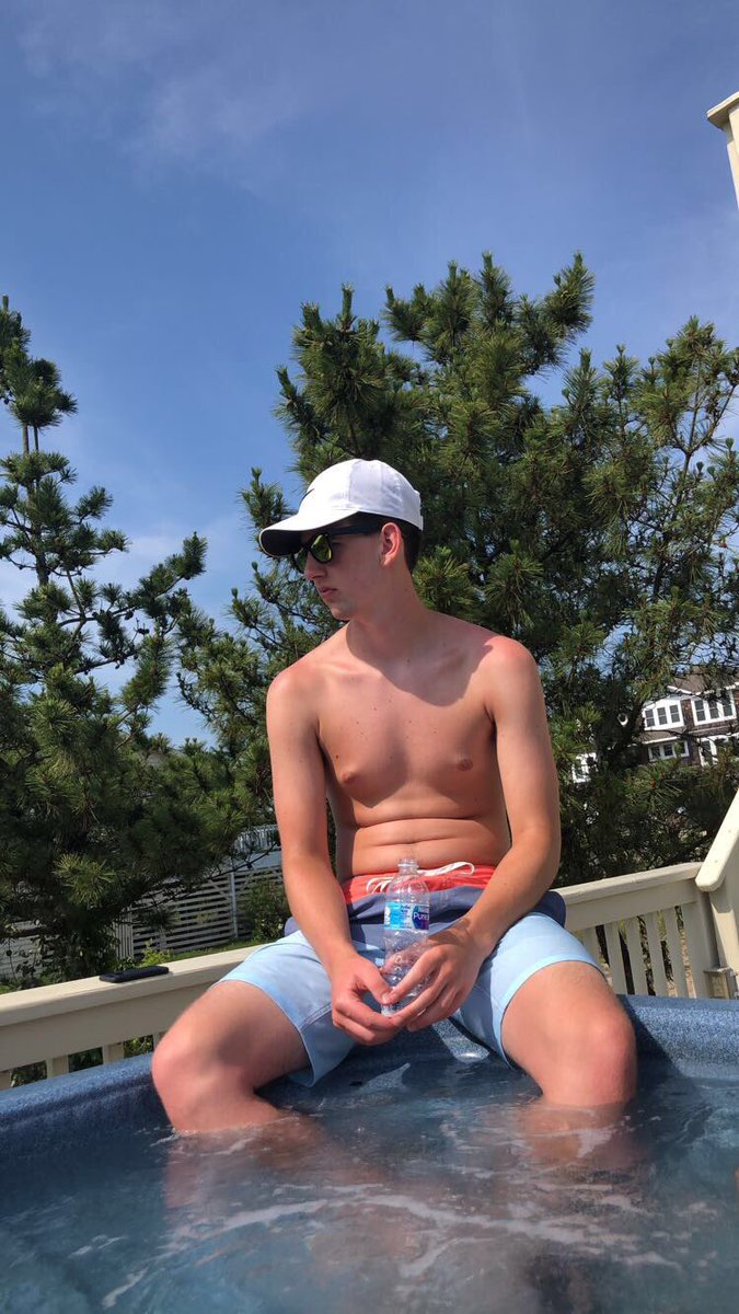 tim_tomkovicz's tweet photo. Happy birthday papa craw 🎉! Don’t party to hard @matt_craw https://t.co/OIL0TKl458