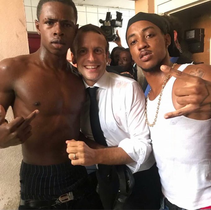 DoWoe54XUAUEy4V?format=jpg&name=small Macron e a insólita foto com o dedo do meio: "Amo todos os filhos da república"