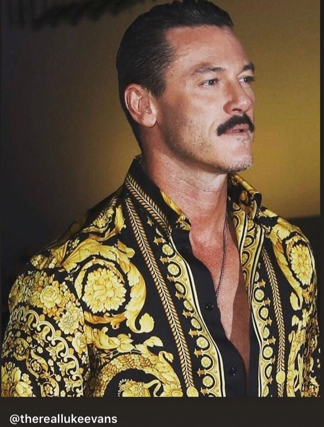 bubblegumcity80's tweet photo. @tTheRealLukevans #repost #pic from #lukeevans IG #flashback to #versace19 #fashion show in #milan #italy Y💞u l👀k like a million💰man handsome ❤️L💞u💞k💞e❤️👇🏻so k💋ssable l💋ps 🔥🌟👇🏻 https://t.co/I68rQkIPwv