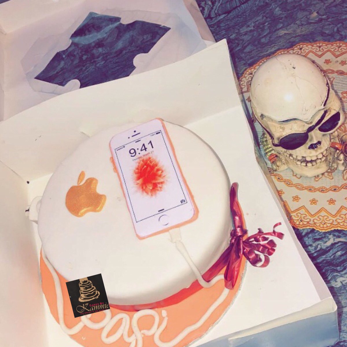 charmainekammy's tweet photo. I wasn’t called the cakegoddess for nothing ejo Biko help me RT please my customers are on your TL God bless you o #cakesbykammie #abujabaker #cakesinthenorth #cakeskeffi #iphonecake https://t.co/e7aLvZ3WDW