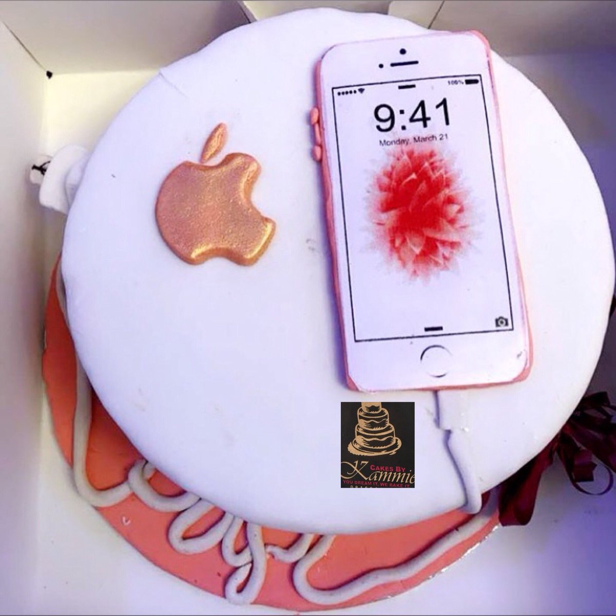 charmainekammy's tweet photo. I wasn’t called the cakegoddess for nothing ejo Biko help me RT please my customers are on your TL God bless you o #cakesbykammie #abujabaker #cakesinthenorth #cakeskeffi #iphonecake https://t.co/e7aLvZ3WDW