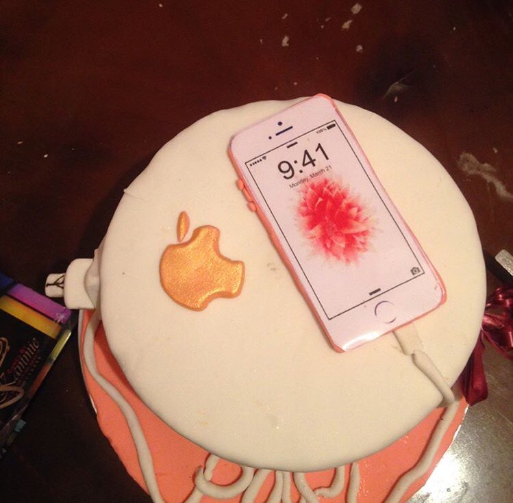 charmainekammy's tweet photo. I wasn’t called the cakegoddess for nothing ejo Biko help me RT please my customers are on your TL God bless you o #cakesbykammie #abujabaker #cakesinthenorth #cakeskeffi #iphonecake https://t.co/e7aLvZ3WDW