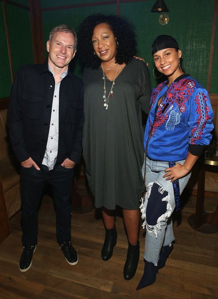 aliciakeyschile's tweet photo. (L-R) Executive Vice President at Universal Republic Records #RobStevenson, #CarolynWilliams and @AliciaKeys attend the Billboard 2018 R&B Hip-Hop Power Players event at Legacy Records on September 27, 2018 in New York City https://t.co/JqgUh5VvCR
