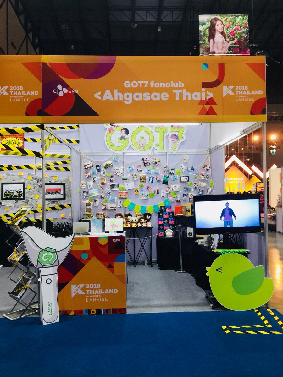 GOT7PROJECT's tweet photo. 🐥💚 ขอบคุณทุกคนที่มาเยี่ยมชมบูธของพวกเราในงาน #Kcon2018THAILAND นะคะ ขอบคุณ @DP_Growth สำหรับCover dance ที่สุดยอดมากๆ!!! ข��บคุณfan artตกแต่งบูธสวยๆจาก @abimabima @YingLalada และ @aquawangjy ค่ะ 😊🙏🏼 ขอบคุณทีมงานผู้จัดทุกท่าน @KCON_Global ที่จัดงานดีๆแบบนี้ขึ้นมาค่ะ 🙏🏼❤️ https://t.co/IdsKbMPQPz