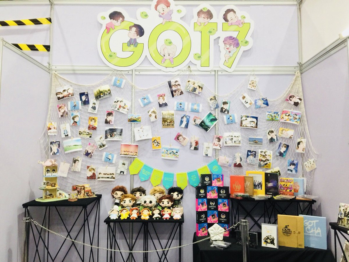 GOT7PROJECT's tweet photo. 🐥💚 ขอบคุณทุกคนที่มาเยี่ยมชมบูธของพวกเราในงาน #Kcon2018THAILAND นะคะ ขอบคุณ @DP_Growth สำหรับCover dance ที่สุดยอดมากๆ!!! ข��บคุณfan artตกแต่งบูธสวยๆจาก @abimabima @YingLalada และ @aquawangjy ค่ะ 😊🙏🏼 ขอบคุณทีมงานผู้จัดทุกท่าน @KCON_Global ที่จัดงานดีๆแบบนี้ขึ้นมาค่ะ 🙏🏼❤️ https://t.co/IdsKbMPQPz