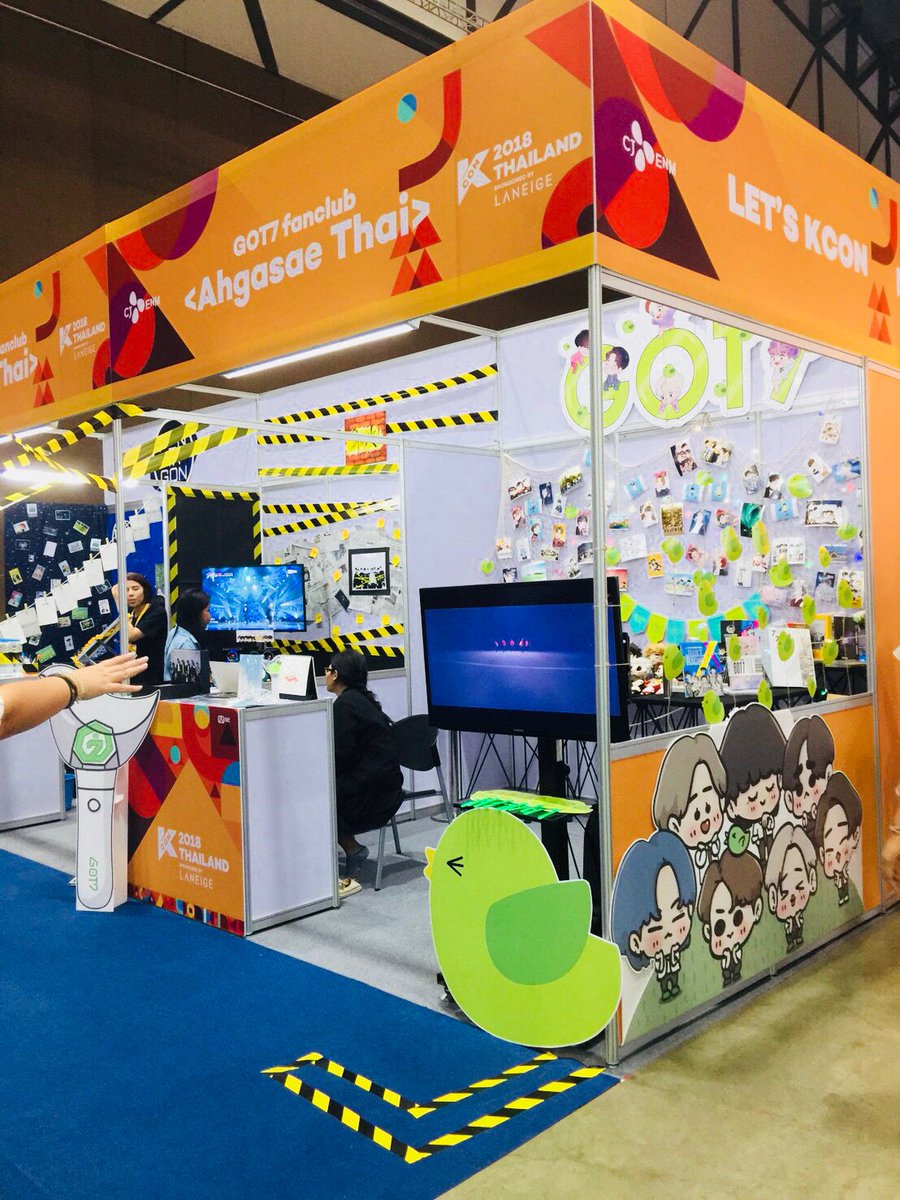 GOT7PROJECT's tweet photo. 🐥💚 ขอบคุณทุกคนที่มาเยี่ยมชมบูธของพวกเราในงาน #Kcon2018THAILAND นะคะ ขอบคุณ @DP_Growth สำหรับCover dance ที่สุดยอดมากๆ!!! ข��บคุณfan artตกแต่งบูธสวยๆจาก @abimabima @YingLalada และ @aquawangjy ค่ะ 😊🙏🏼 ขอบคุณทีมงานผู้จัดทุกท่าน @KCON_Global ที่จัดงานดีๆแบบนี้ขึ้นมาค่ะ 🙏🏼❤️ https://t.co/IdsKbMPQPz