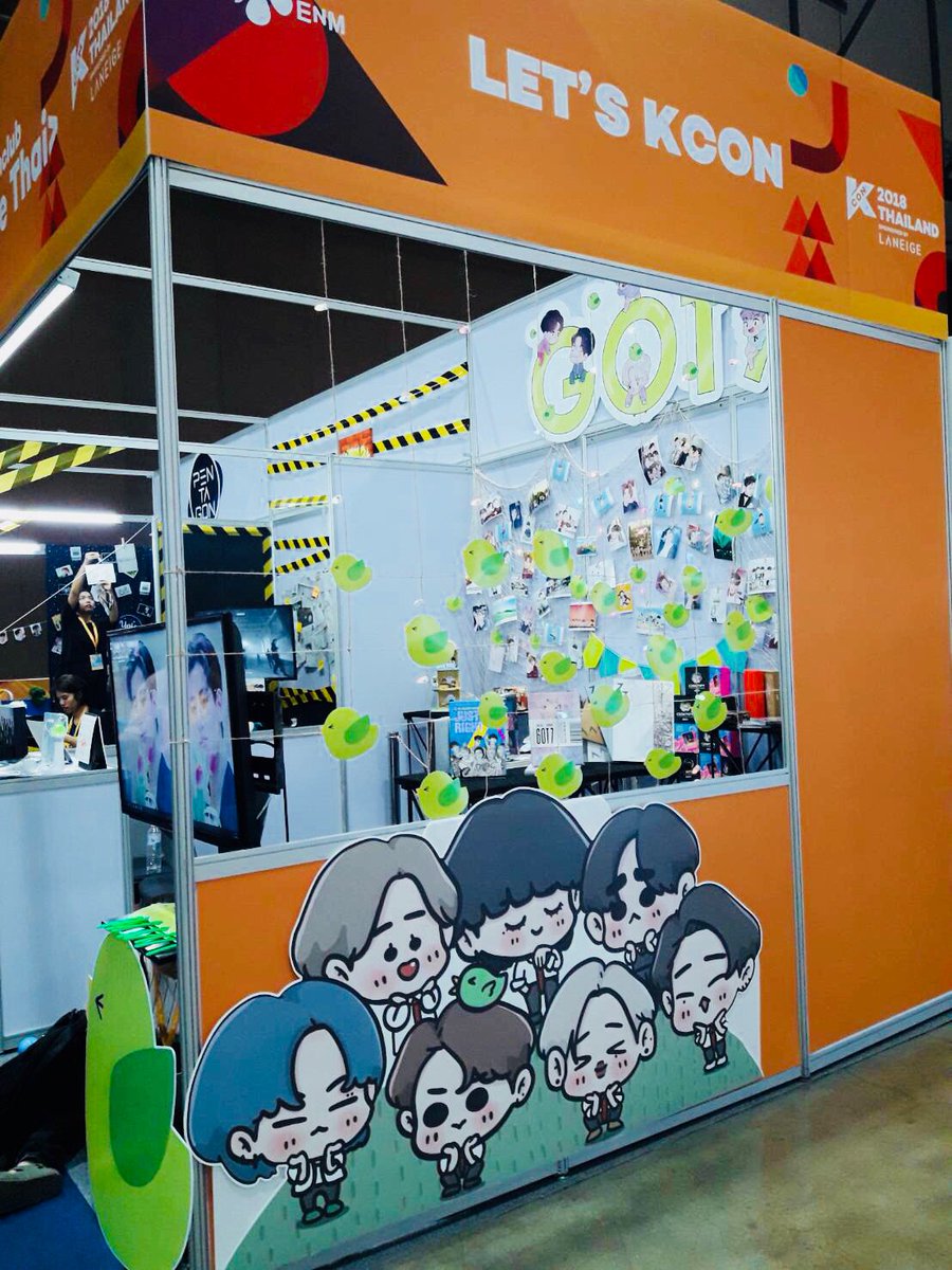 GOT7PROJECT's tweet photo. 🐥💚 ขอบคุณทุกคนที่มาเยี่ยมชมบูธของพวกเราในงาน #Kcon2018THAILAND นะคะ ขอบคุณ @DP_Growth สำหรับCover dance ที่สุดยอดมากๆ!!! ข��บคุณfan artตกแต่งบูธสวยๆจาก @abimabima @YingLalada และ @aquawangjy ค่ะ 😊🙏🏼 ขอบคุณทีมงานผู้จัดทุกท่าน @KCON_Global ที่จัดงานดีๆแบบนี้ขึ้นมาค่ะ 🙏🏼❤️ https://t.co/IdsKbMPQPz