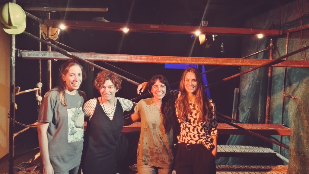 #estatdecepcio 
Una sàtira estripada sobre la corrupció política i judicial.

Us presentem part de l'equip que hi ha darrera l'obra.
<a href="/carlatorresbcn/">Carla Torres BCN</a>, dramatúrgia i direcció
Minerva Prat, ajudantia de direcció
<a href="/anna_tantu/">tantu</a>, escenografia
Zaida Crespo, vestuari

Estrena dijous 4/10