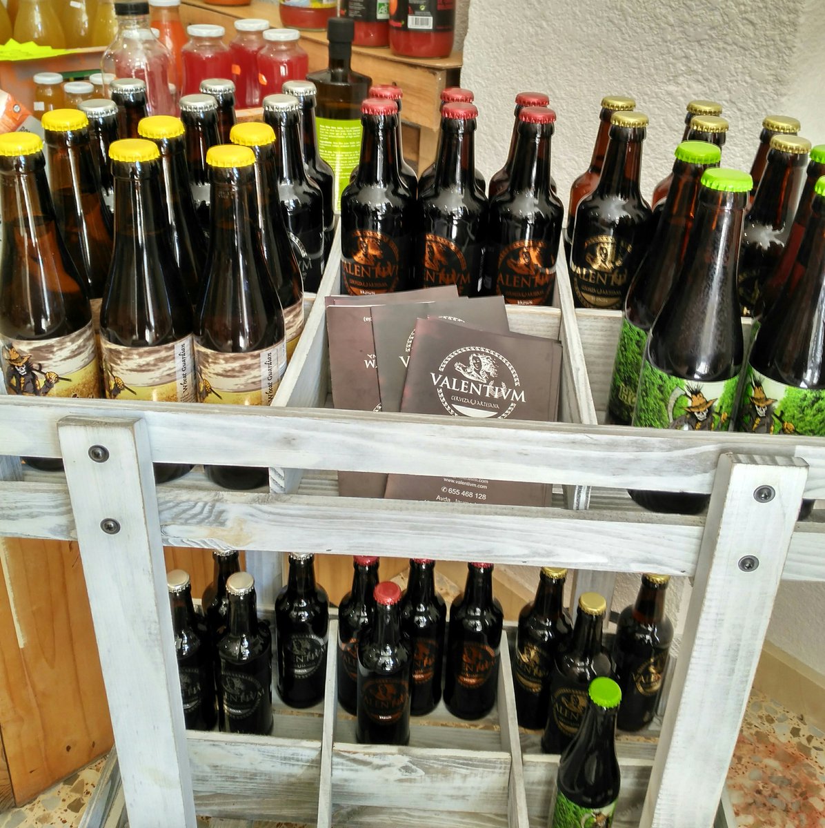 CValentivm's tweet photo. Así de bonitas posan nuestras cervezas en varios lugares de #Valencia 
Nuestra ciudad es nuestra casa, nuestros clientes nuestra prioridad.
#craftbeer #cervezaArtesana #FelizDomingo https://t.co/mLmZvyEz8n