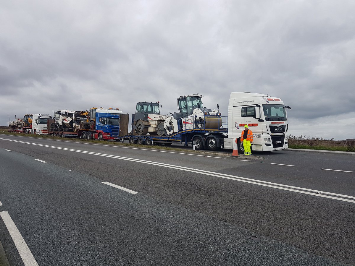 greenleader1's tweet photo. @russtatters aka Rubber Duck leading the pack forward Convoy!!! #ukhighwaysolutions #universalhire https://t.co/1PHlSazogn