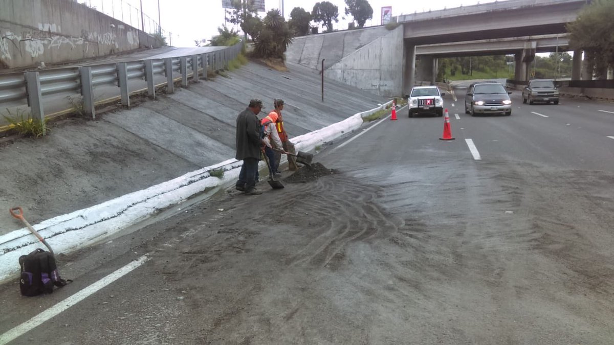 transito_gpe's tweet photo. Personal de la REA llevando a cabo labores de limpieza de escombros sobre Av Miguel de la Madrid en diferentes áreas, circulación al Poniente #precaución https://t.co/tNAoN4DL0I