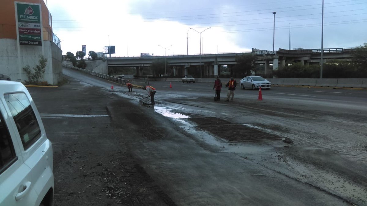 Personal de la REA llevando a cabo labores de limpieza de escombros sobre Av Miguel de la Madrid en diferentes áreas, circulación al Poniente #precaución