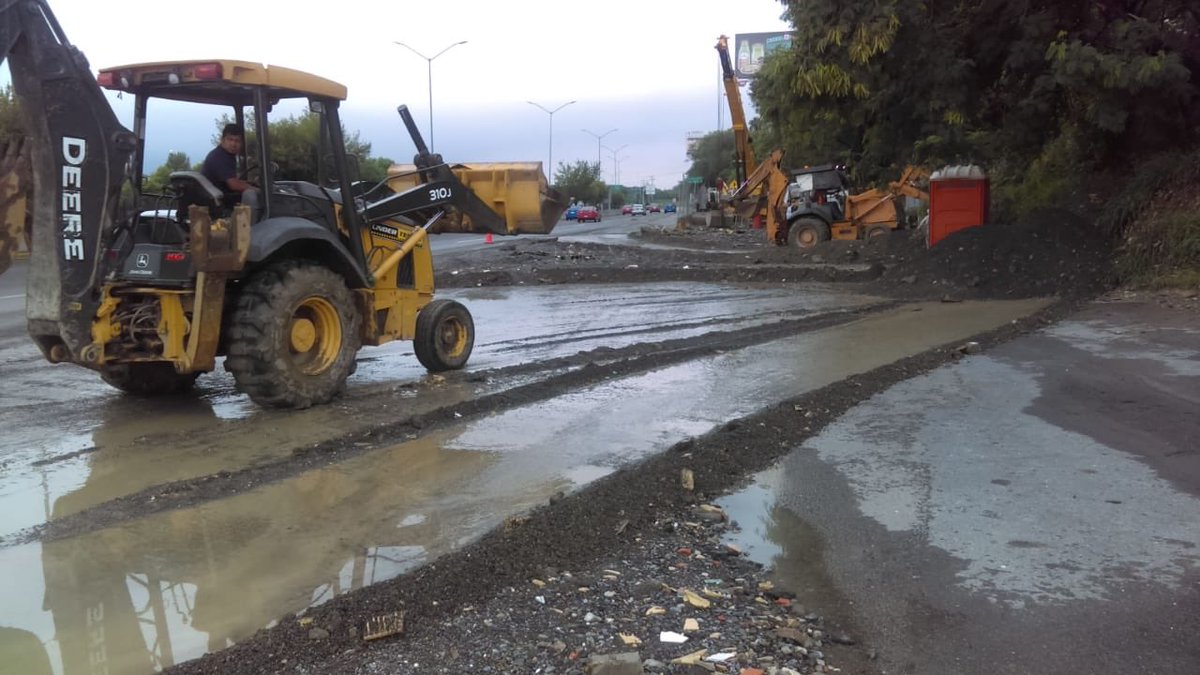 transito_gpe's tweet photo. Personal de la REA llevando a cabo labores de limpieza de escombros sobre Av Miguel de la Madrid en diferentes áreas, circulación al Poniente #precaución https://t.co/tNAoN4DL0I