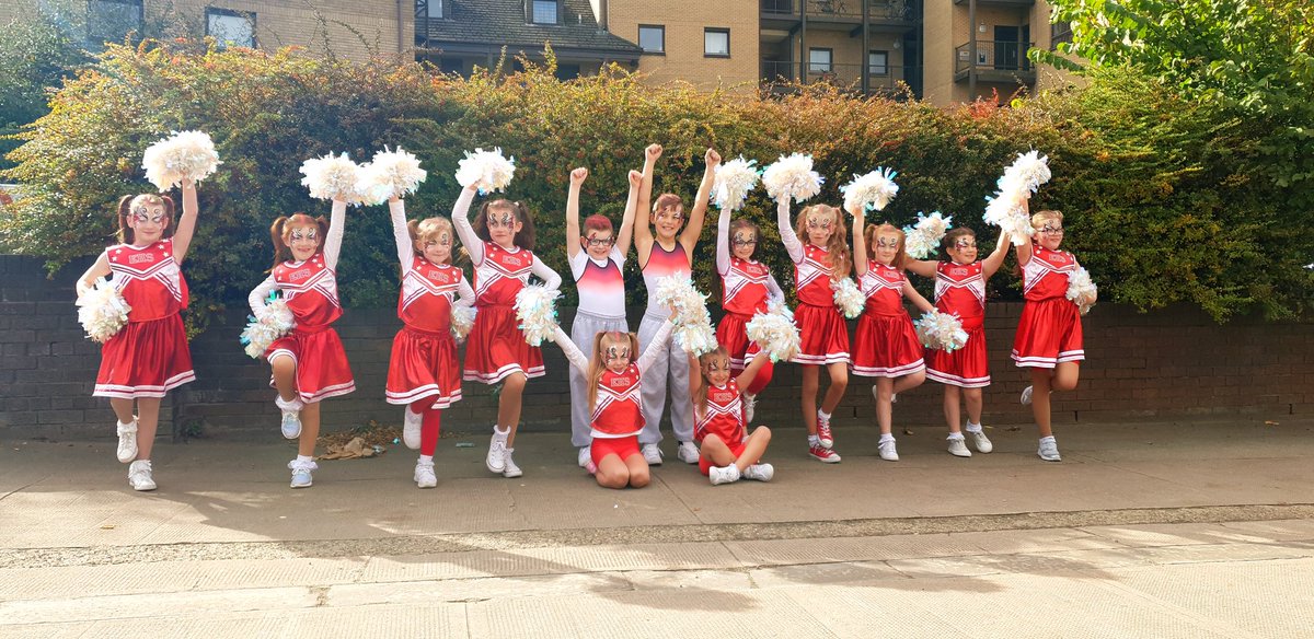 DistinctiveDA's tweet image. #GreatScottishRun #cheerleaders
