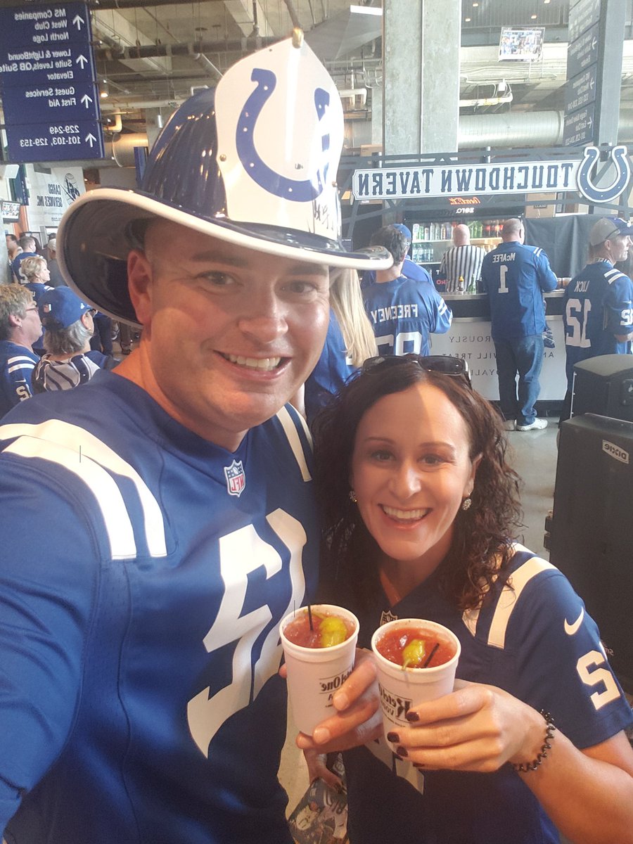 DWatkins9202's tweet photo. Close to coke!! #cokeshare #bloodymaryshare #colts #BleedBlue https://t.co/xwxAOemvcx
