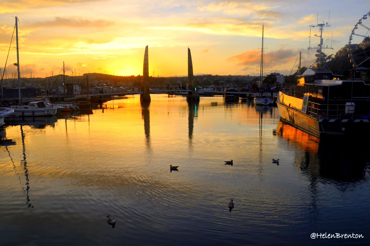 HelenBrenton's tweet photo. 'When September Ends.....' #Torquay 🌇 https://t.co/Z0IYRwBOGn