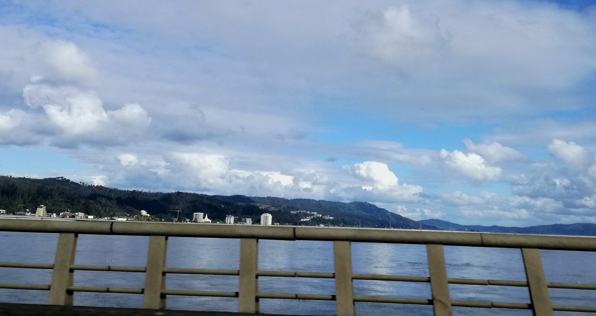 #cumulus en forma de #Pacman  comiéndose a otras #nubes o #cumulus en forma de #Ola alcanzando otras #nubes...yo y mi imaginación cuando veo #nubes 🤔🤔🤔... 😂😂😂
Visto desde el #Puente #Llacolen #RioBioBio 

#ElTiempoCHV