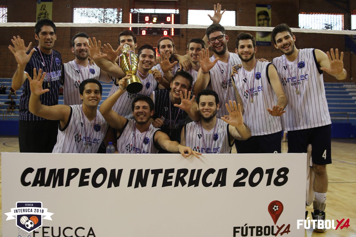 feuccapy's tweet photo. 🏆🎖️🏐 ¡CyT ES CAMPEÓN! | Los muchachos de CyT derrotaron a Medicina por 2-0 en la final de Volley Masculino y levantaron la copa de campeón.
#InterUCA #FEUCCA #volley https://t.co/cJdMlPjMUl