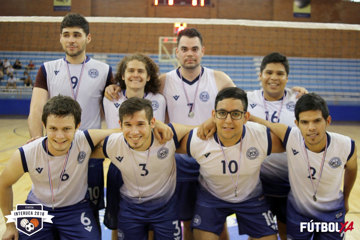 feuccapy's tweet photo. 🏆🎖️🏐 ¡CyT ES CAMPEÓN! | Los muchachos de CyT derrotaron a Medicina por 2-0 en la final de Volley Masculino y levantaron la copa de campeón.
#InterUCA #FEUCCA #volley https://t.co/cJdMlPjMUl