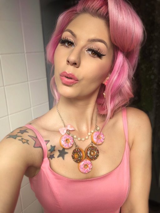 Watch Annalee Belle's leaked NSFW photo on TwXstars