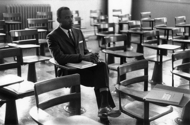 OldHistoryPics_'s tweet photo. Photo of James Meredith's first day of classes at the University of Mississippi. https://t.co/U9BmLeZ7cW