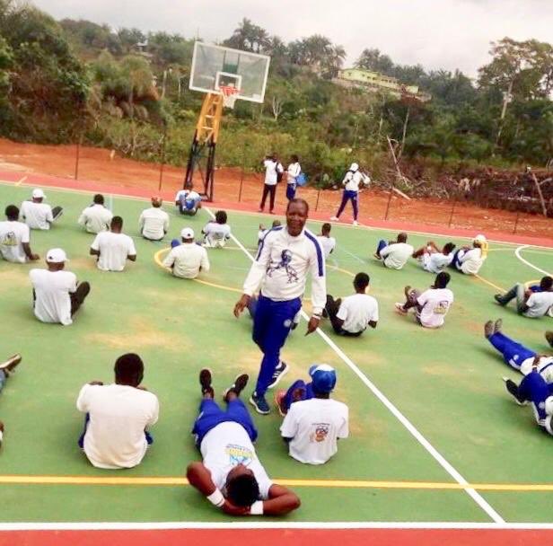 Mdeuxo1's tweet photo. Plateau sportif offert aux populations d’ #Okondja par #MathiasOtounga #M2o #PDG2R #Legislatives2018 #Gabon https://t.co/AdneYai5ne