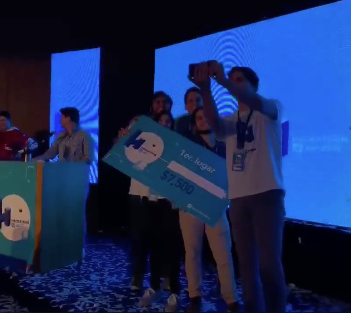 carmenvruiz's tweet photo. Los ganadores del #hackathonbdp fueron anunciados y el equipo @TawsEspol ganó el PRIMER LUGAR!!!
No es de hoy, esto es un camino largo que emprendieron hace tiempo y que han sabido llevar con pasión.
Vean el minuto 10.40 y 38.00 de https://t.co/g9mjh1NQ4k https://t.co/xOVO1Nj7NT
