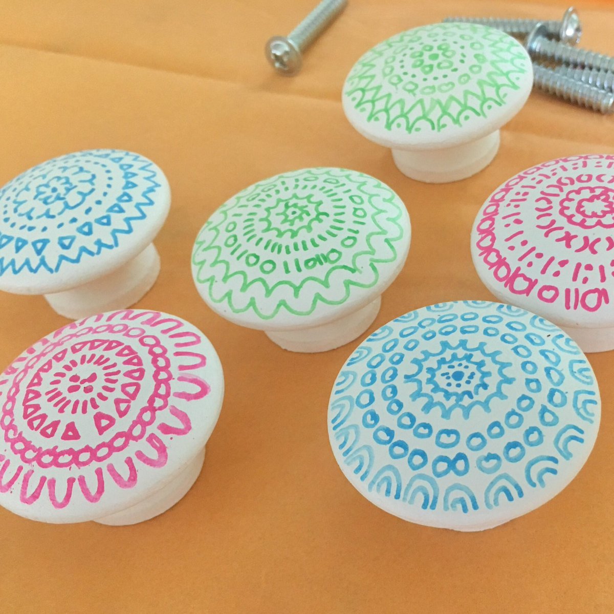 sweep_of_sand's tweet photo. Choose your colors! Handpainted cabinet knobs #kitchenknobs #mandalas https://t.co/PgIbo5mJcH https://t.co/0TABGv4HFP