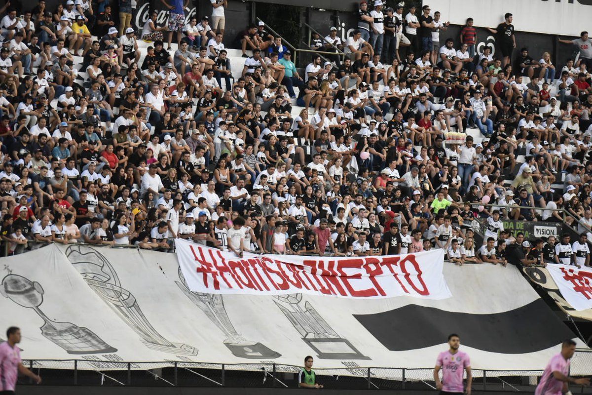 ABCDeportes's tweet photo. #Clausura2018 "Harrison inepto", la bandera que los hinchas de #Olimpia colgaron en la zona de plateas de Para Uno. 

📸 Claudio Ocampo, Abc Color. https://t.co/yO87oyhnlS