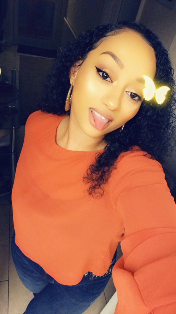LauraLauzz's tweet photo. Not many things make me as happy as make up does ☺️👸🏽✨ https://t.co/Vn6SWQvwOR