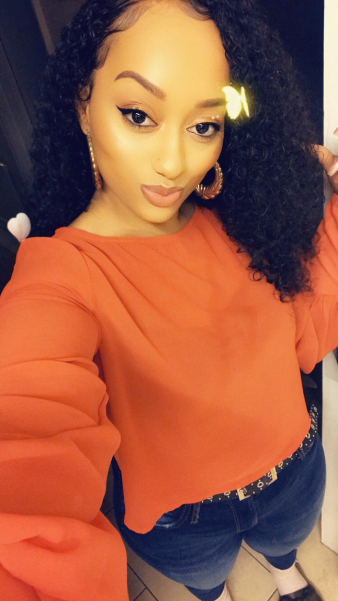LauraLauzz's tweet photo. Not many things make me as happy as make up does ☺️👸🏽✨ https://t.co/Vn6SWQvwOR