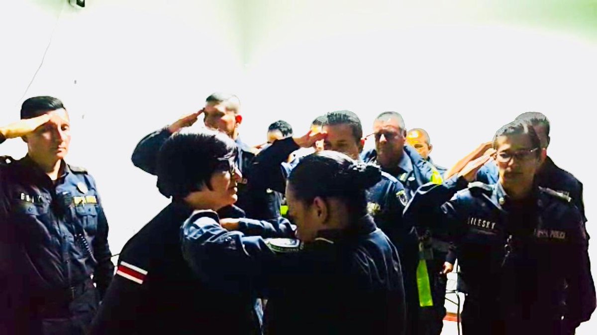 samglezc's tweet photo. “Los logros de una organización son el resultado de los esfuerzos combinados de cada individuo”. (Lombardi) Teniene @AbrahamGuix como siempre motivando a su personal. Felicidades oficial Maylin por esos 10 años de servicio a la seguridad. @fuerzapublicaCR #LaPoliciaDeLosTicos https://t.co/3dWir5Xy1W