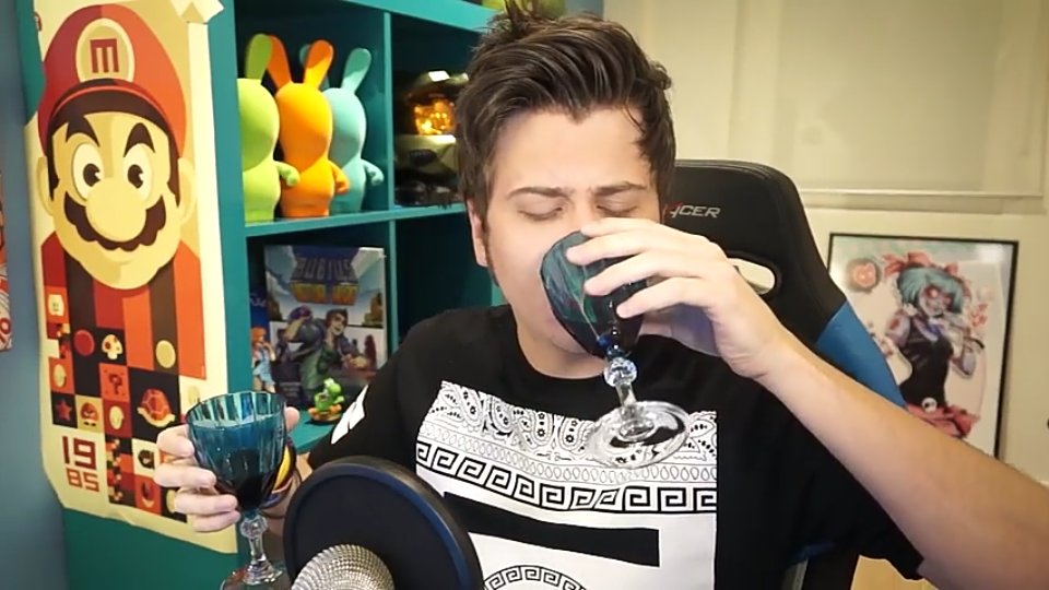 rubiustrokes's tweet photo. rubén va a romper su propio récord del tuit más retuiteado https://t.co/xartrK2M6f